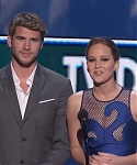Liam_Hemsworth_and_Jennifer_Lawrence_Present_at_People_s_Choice_Awards_2012_063.jpg