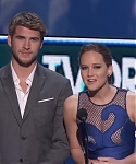 Liam_Hemsworth_and_Jennifer_Lawrence_Present_at_People_s_Choice_Awards_2012_064.jpg