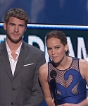 Liam_Hemsworth_and_Jennifer_Lawrence_Present_at_People_s_Choice_Awards_2012_067.jpg
