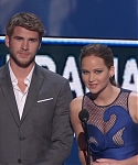 Liam_Hemsworth_and_Jennifer_Lawrence_Present_at_People_s_Choice_Awards_2012_069.jpg