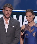 Liam_Hemsworth_and_Jennifer_Lawrence_Present_at_People_s_Choice_Awards_2012_071.jpg
