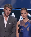Liam_Hemsworth_and_Jennifer_Lawrence_Present_at_People_s_Choice_Awards_2012_073.jpg