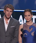 Liam_Hemsworth_and_Jennifer_Lawrence_Present_at_People_s_Choice_Awards_2012_074.jpg