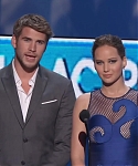 Liam_Hemsworth_and_Jennifer_Lawrence_Present_at_People_s_Choice_Awards_2012_075.jpg