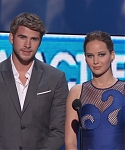 Liam_Hemsworth_and_Jennifer_Lawrence_Present_at_People_s_Choice_Awards_2012_076.jpg