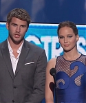 Liam_Hemsworth_and_Jennifer_Lawrence_Present_at_People_s_Choice_Awards_2012_077.jpg