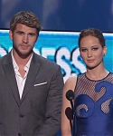 Liam_Hemsworth_and_Jennifer_Lawrence_Present_at_People_s_Choice_Awards_2012_080.jpg