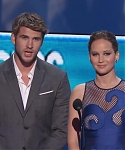 Liam_Hemsworth_and_Jennifer_Lawrence_Present_at_People_s_Choice_Awards_2012_082.jpg