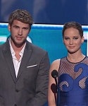 Liam_Hemsworth_and_Jennifer_Lawrence_Present_at_People_s_Choice_Awards_2012_083.jpg