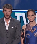 Liam_Hemsworth_and_Jennifer_Lawrence_Present_at_People_s_Choice_Awards_2012_087.jpg