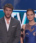 Liam_Hemsworth_and_Jennifer_Lawrence_Present_at_People_s_Choice_Awards_2012_088.jpg