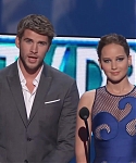 Liam_Hemsworth_and_Jennifer_Lawrence_Present_at_People_s_Choice_Awards_2012_090.jpg