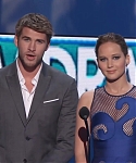 Liam_Hemsworth_and_Jennifer_Lawrence_Present_at_People_s_Choice_Awards_2012_092.jpg