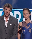 Liam_Hemsworth_and_Jennifer_Lawrence_Present_at_People_s_Choice_Awards_2012_093.jpg