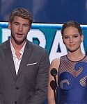 Liam_Hemsworth_and_Jennifer_Lawrence_Present_at_People_s_Choice_Awards_2012_094.jpg
