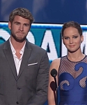 Liam_Hemsworth_and_Jennifer_Lawrence_Present_at_People_s_Choice_Awards_2012_095.jpg