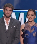 Liam_Hemsworth_and_Jennifer_Lawrence_Present_at_People_s_Choice_Awards_2012_098.jpg