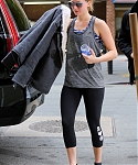 November_16_-_Arriving_back_at_her_hotel_in_New_York__281029.jpg