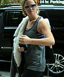 November_16_-_Arriving_back_at_her_hotel_in_New_York__282729.jpg