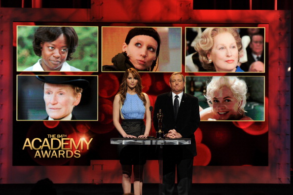 Jennifer_Lawrence_presenting_the_2011_Oscar_nominees_08.jpg