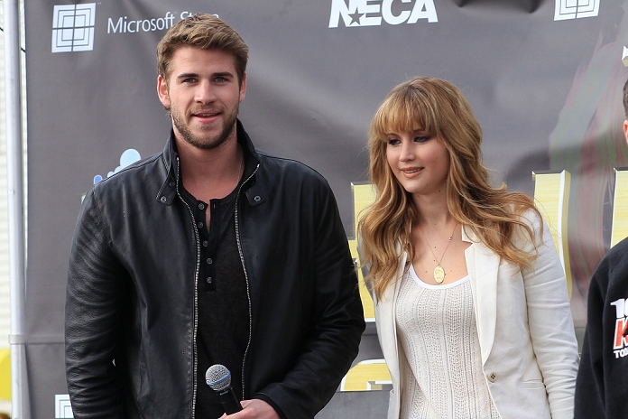 Beautiful_Jennifer_Lawrence_helps_promote_The_Hunger_Games_Mall_Tour_in_Seattle_24.jpg