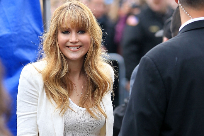 Beautiful_Jennifer_Lawrence_helps_promote_The_Hunger_Games_Mall_Tour_in_Seattle_28.jpg