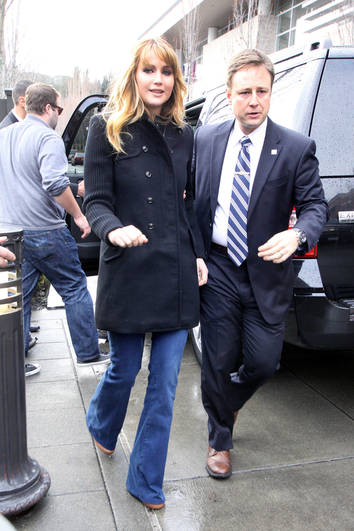 Beautiful_Jennifer_Lawrence_helps_promote_The_Hunger_Games_Mall_Tour_in_Seattle_12.jpg