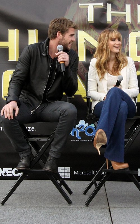 Beautiful_Jennifer_Lawrence_helps_promote_The_Hunger_Games_Mall_Tour_in_Seattle_18.jpg