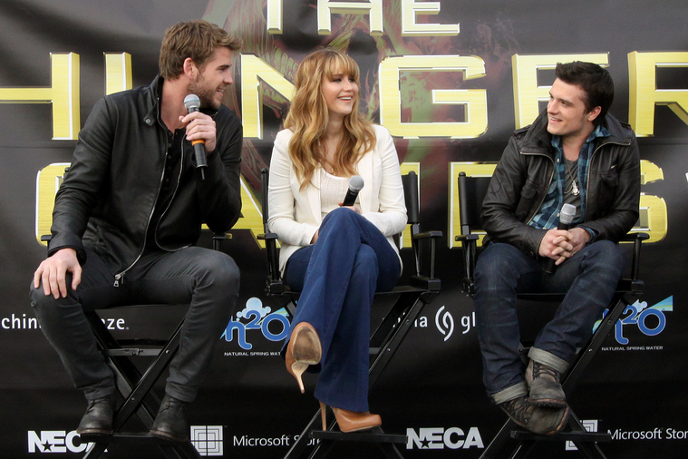 Beautiful_Jennifer_Lawrence_helps_promote_The_Hunger_Games_Mall_Tour_in_Seattle_21.jpg