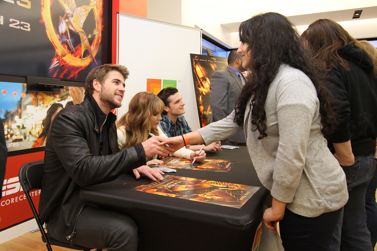 Beautiful_Jennifer_Lawrence_helps_promote_The_Hunger_Games_Mall_Tour_in_Seattle_32.jpg