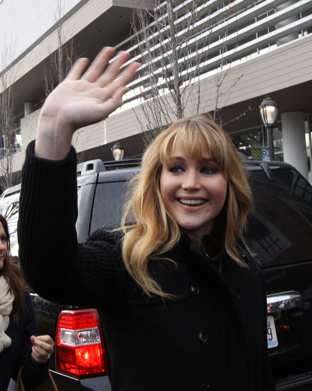 Beautiful_Jennifer_Lawrence_helps_promote_The_Hunger_Games_Mall_Tour_in_Seattle_36.jpg