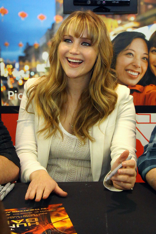 Beautiful_Jennifer_Lawrence_helps_promote_The_Hunger_Games_Mall_Tour_in_Seattle_38.jpg