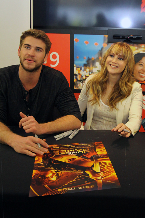 Beautiful_Jennifer_Lawrence_helps_promote_The_Hunger_Games_Mall_Tour_in_Seattle_39.jpg