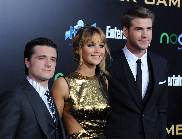 Jennifer_Lawrence_at_the_LA_premiere_of_The_Hunger_Games_begging_for_an_Oscar_in_a_gold_dress_201.jpg