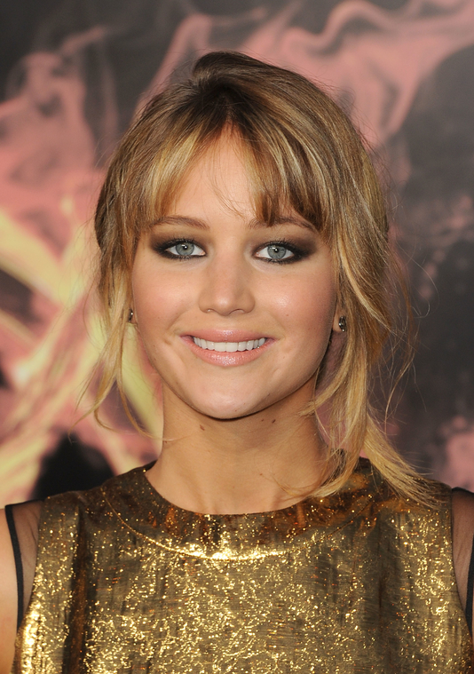 Jennifer_Lawrence_in_a_beautiful_gold_dress_at_the_premiere_of_The_Hunger_Games_011.jpg