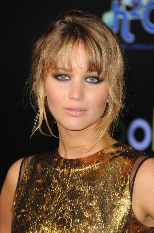 Jennifer_Lawrence_in_a_beautiful_gold_dress_at_the_premiere_of_The_Hunger_Games_016.jpg