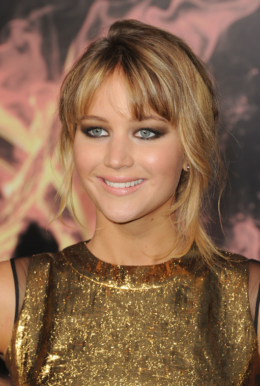Jennifer_Lawrence_in_a_beautiful_gold_dress_at_the_premiere_of_The_Hunger_Games_017.jpg