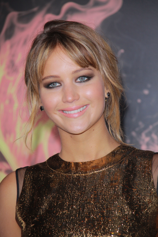 Jennifer_Lawrence_in_a_beautiful_gold_dress_at_the_premiere_of_The_Hunger_Games_024.jpg