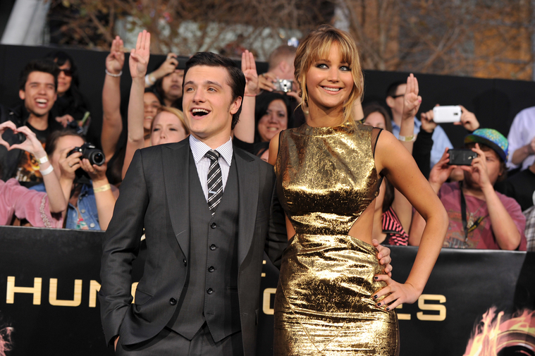 Jennifer_Lawrence_in_a_beautiful_gold_dress_at_the_premiere_of_The_Hunger_Games_065.jpg