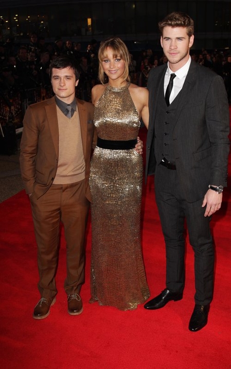 Beautiful_Jennifer_Lawrence_in_a_Golden_dress_at_the_London_premiere_of_The_Hunger_Games_019.jpg