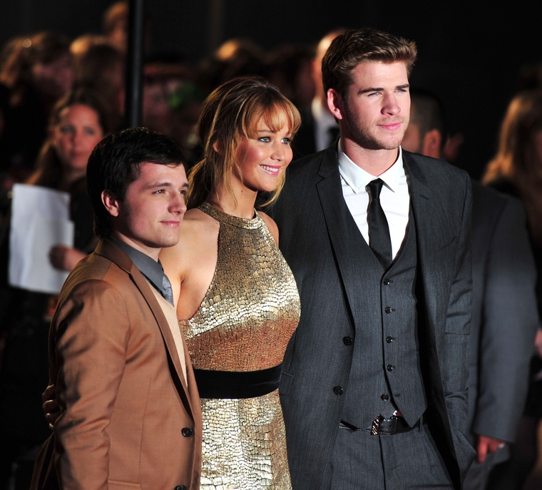Jennifer_Lawrence_at_the_London_premiere_of_The_Hunger_Games_begging_for_an_Oscar_in_a_gold_dress_035.jpg