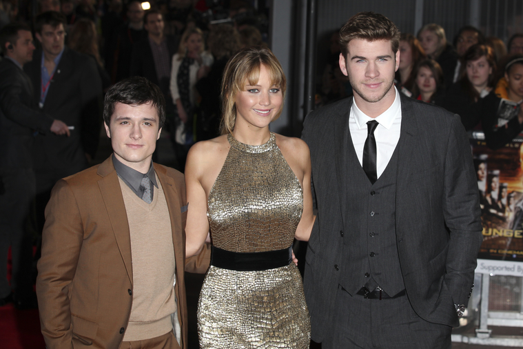 Jennifer_Lawrence_at_the_London_premiere_of_The_Hunger_Games_begging_for_an_Oscar_in_a_gold_dress_038.jpg