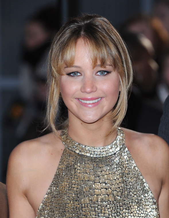 Jennifer_Lawrence_at_the_London_premiere_of_The_Hunger_Games_begging_for_an_Oscar_in_a_gold_dress_083.jpg