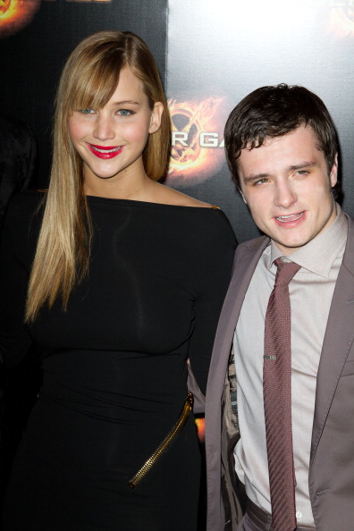 Jennifer_Lawrence_at_the_Paris_Hunger_Games_premiere_showing_a_fully_nude_back_in_a_beautiful_dress_012.jpg