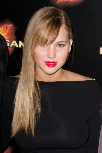 Jennifer_Lawrence_at_the_Paris_Hunger_Games_premiere_showing_a_fully_nude_back_in_a_beautiful_dress_014.jpg