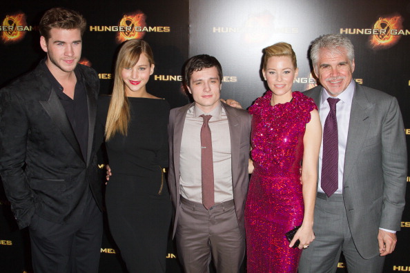 Jennifer_Lawrence_at_the_Paris_Hunger_Games_premiere_showing_a_fully_nude_back_in_a_beautiful_dress_018.jpg