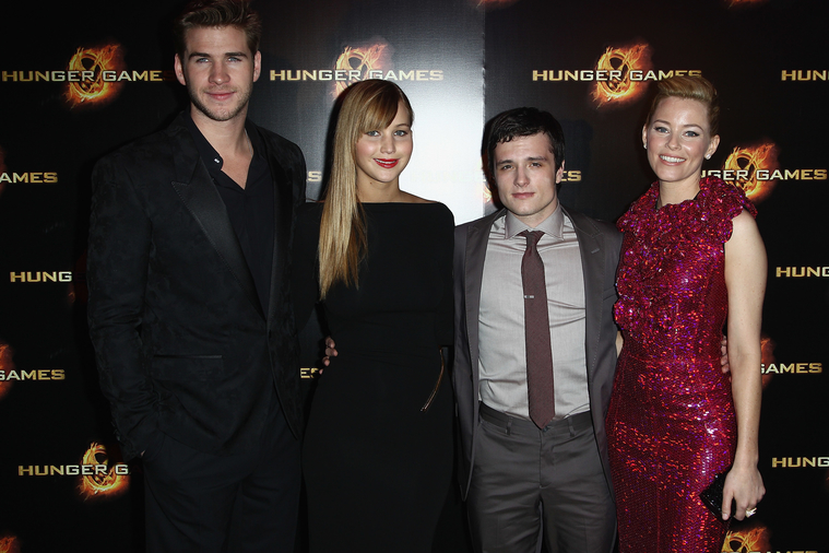 Jennifer_Lawrence_at_the_Paris_Hunger_Games_premiere_showing_a_fully_nude_back_in_a_beautiful_dress_020.jpg