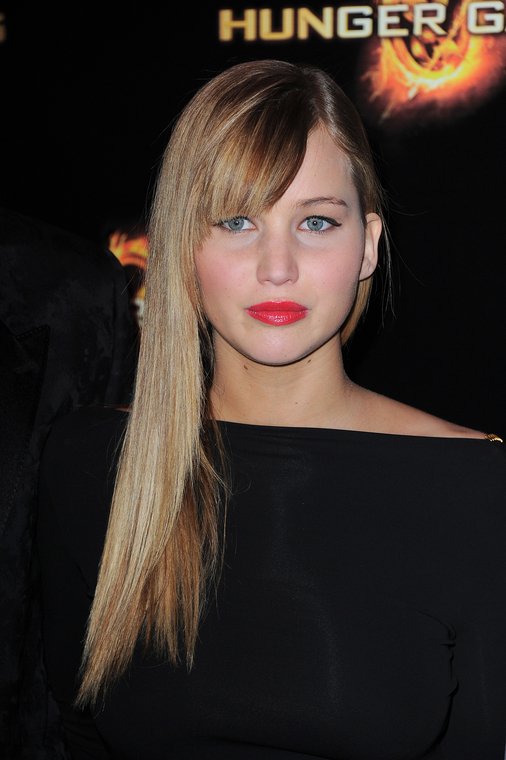 Jennifer_Lawrence_at_the_Paris_Hunger_Games_premiere_showing_a_fully_nude_back_in_a_beautiful_dress_022.jpg