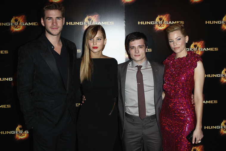 Jennifer_Lawrence_at_the_Paris_Hunger_Games_premiere_showing_a_fully_nude_back_in_a_beautiful_dress_031.jpg