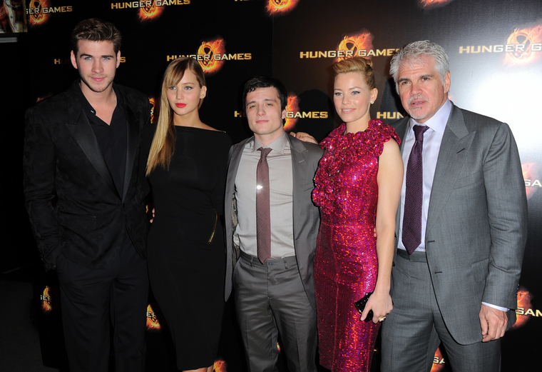 Jennifer_Lawrence_at_the_Paris_Hunger_Games_premiere_showing_a_fully_nude_back_in_a_beautiful_dress_038.jpg